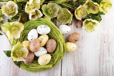 Paskalya Paskalya yumurtaları ahşap arka plan üzerinde iç içe