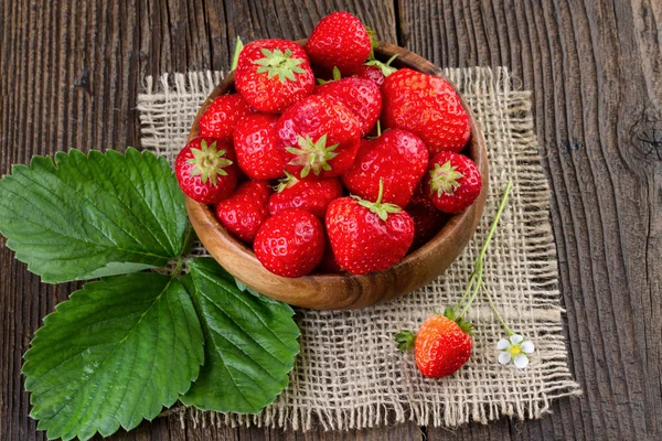 Erdbeer-Holzschale im Retro-Stil. — Stockfoto