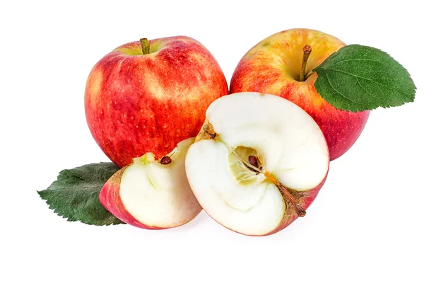 Bio-Äpfel mit Blättern auf weiß — Stockfoto