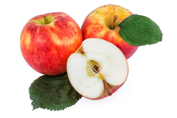 Bio-Äpfel mit Blättern auf weißem Hintergrund. — Stockfoto