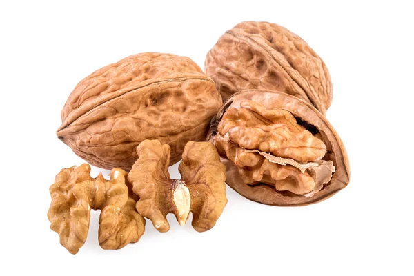 Nueces enteras y sin cáscara. Nueces aisladas sobre fondo blanco . —  Fotos de Stock