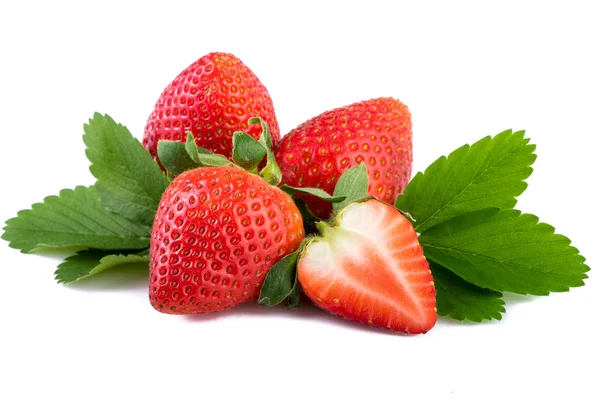 Fresas ecológicas con hojas verdes aisladas en blanco — Foto de Stock