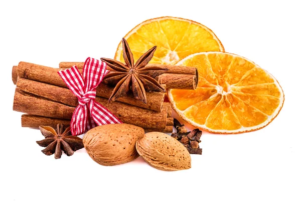 Noel baharat tarçın, anason, karanfil, badem fındık ve kurutulmuş portakal dilimleri. — Stok fotoğraf