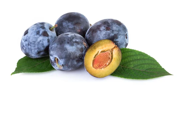 Ciruelas orgánicas con hojas aisladas sobre fondo blanco. Primer plano. . —  Fotos de Stock