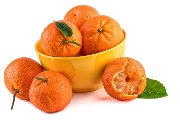 Mandarini mandarini in tazza gialla isolati su bianco. Primo piano . Immagine Stock