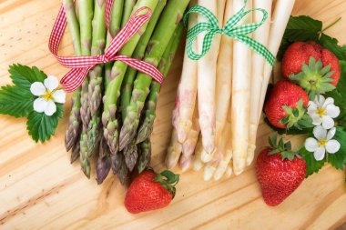 Ahşap, en iyi görünümü üzerinde yeşil ve beyaz kuşkonmaz. Vegan gıda, vejetaryen ve sağlıklı pişirme kavramı.