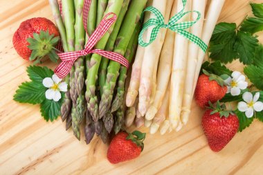 Yeşil ve beyaz kuşkonmaz retro tarzı ahşap zemin üzerine dekore edilmiş. Üstten Görünüm. 