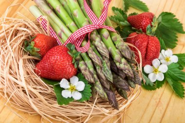 Retro tarzı ahşap zemin üzerine yeşil kuşkonmaz dekore edilmiş.