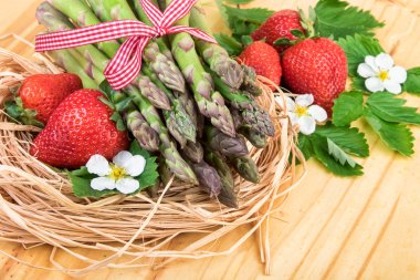 Çilek ile yeşil kuşkonmaz. Portre.