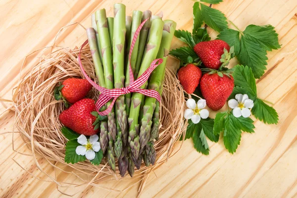 Espárragos vegetales decorados en estilo retro sobre fondo de madera. Vista superior . —  Fotos de Stock