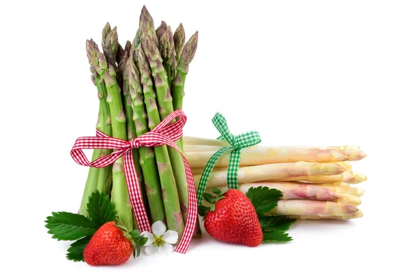 Zöld és fehér spárga, eper. Friss egészséges zöldség, fehér háttér. — Stock Fotó