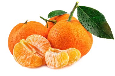 Mandalina mandalina ve beyaz zemin üzerine soyulmuş meyve.