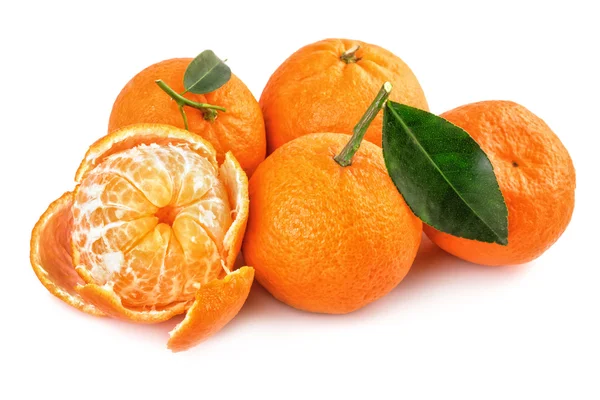 Mandarinen Frucht isoliert auf weißem Hintergrund. — Stockfoto