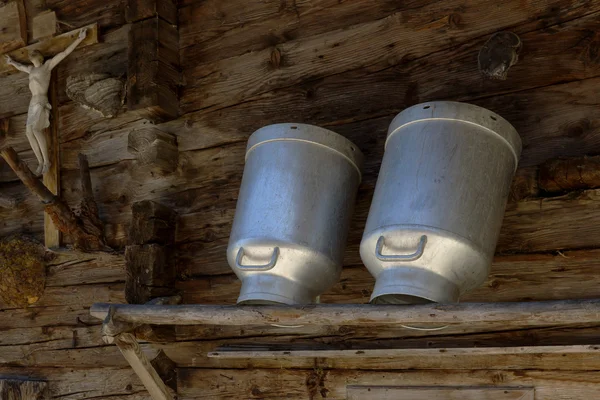 Boîtes de lait dans une cabane alpine. Scène agricole rustique . — Photo