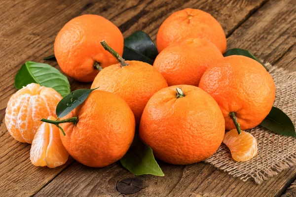 Mandarinas Frutas sobre madera — Foto de Stock