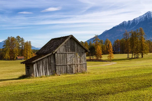 Dağ kırsal sonbahar peyzaj içinde eski ahşap kulübe. Mieminger Yaylası, Avusturya, Europe — Stok fotoğraf