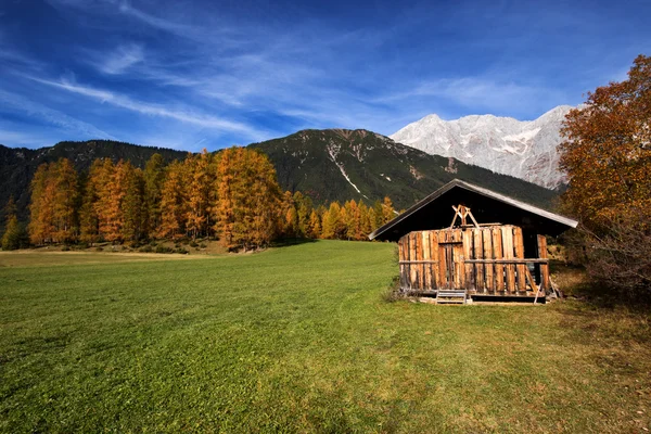 Paisagem de montanha nos Alpes com barracão de cabana alpino velho. Planalto de Mieminger, Áustria, Tirol . — Fotografia de Stock