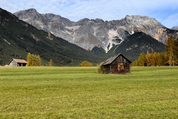 Alp Dağı'nda kırsal sonbahar manzara kulübede. Mieminger Yaylası, Avusturya, Europe — Stok fotoğraf