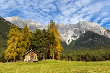 Rocky Dağları doruklarına içinde geçmiş ile sonbahar sahne Miemenger Plato. Avusturya, Avrupa, Tyrol