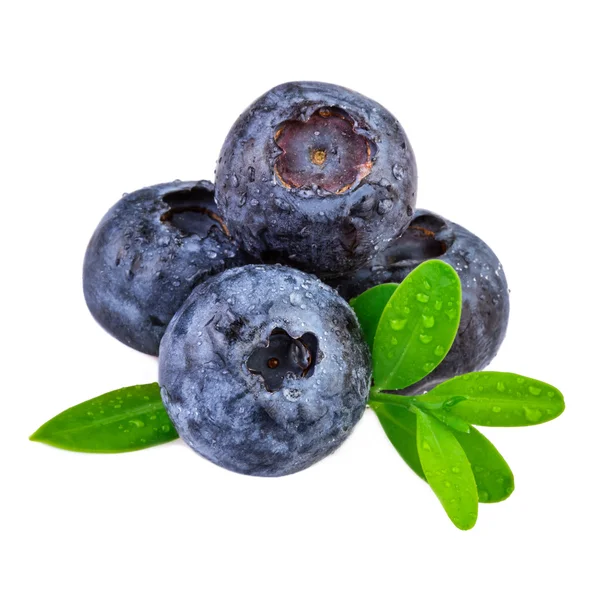 Haufen Blaubeeren isoliert auf weiß — Stockfoto