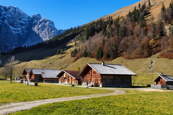 Jesienne dekoracje wsi Engalm z alpejskiej wioski Almdorf Eng, gór Karwendel w Tyrolu, Austria, Tyrol — Zdjęcie stockowe