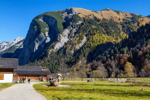 Herfst landschap van Engalm met alpine dorp Almdorf Eng, Tiroolse Karwendel bergen, Oostenrijk, Tyrol. — Stockfoto