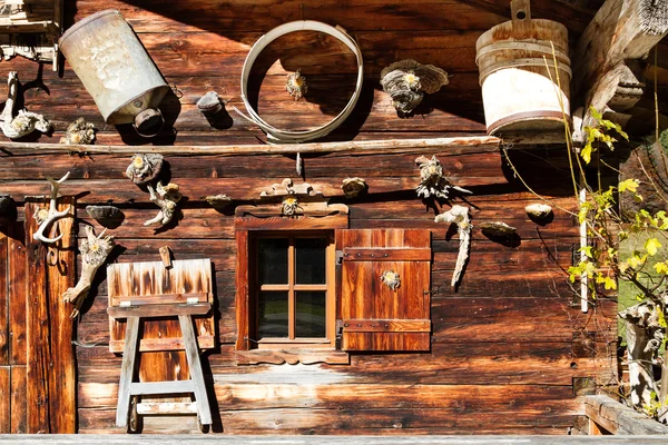 Rural alpine scenery. Retro decoration and architecture details of a alpine hut — Stock Photo, Image