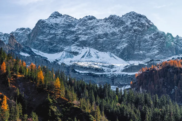 Hoge bergen bedekt met sneeuw in de late herfst seizoen. Alps, Oostenrijk, Tyrol — Stockfoto