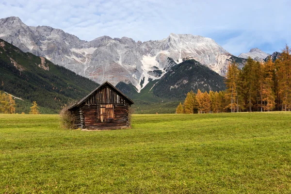 Autumn rural scenery of Miemenger Plateau with rocky mountains peaks in the background. Austria, Europe, Tyro — Stock Photo, Image