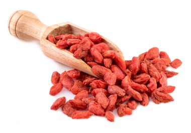 Tahta kaşıkla kurutulmuş goji berry. Beyaz izole Goji meyveleri