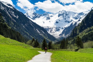 Stiluptal güzel sahne güneşli bir dağ zirveleri arka plan ile. Stilluptal, Avusturya, Tyrol