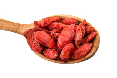 Goji berry. Kurutulmuş goji meyveleri izole kırpma yolu ile beyaz üzerine bir tahta kaşık üzerinde
