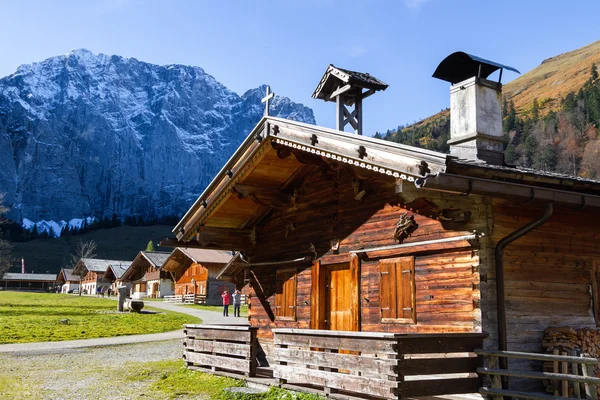 Podzimní krajina Engalm s alpské vesnice Almdorf Eng, Rakousko, Tyrolsko. — Stock fotografie