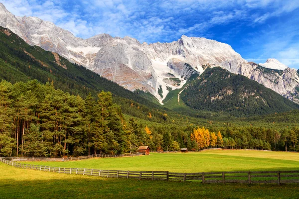 Pohled Mieminger Plateau s vysokým pohoří v pozadí, rakouské krajiny, Tyrolsko — Stock fotografie