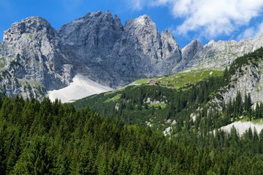  Wilder Kaiser dağlarının görünümü. Avusturya, Tyrol, Gruttenhuette.