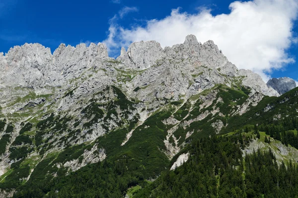 Chaîne de montagnes hautes montagnes pics ciel bleu vif avec des nuages. Alpes, Autriche — Photo