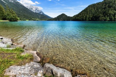 Temiz su içinde bir dağ gölü. Hintersteiner Lake, Tyrol, Avusturya