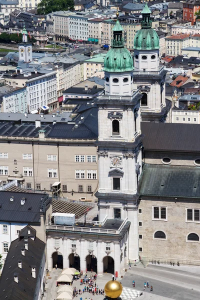 Torens van de Dom van Salzburg, uitzicht vanaf het kasteel Hohensalzburg — Stockfoto