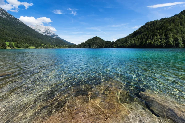 Horské jezero s tyrkysově modrou vodou. Rakousko, Tyrolsko, jezero Hintersteiner — Stock fotografie