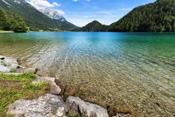 Čistá voda v horské jezero. Jezero Hintersteiner, Tyrolsko, Rakousko — Stock fotografie