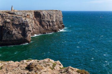 Sagres yakınlarındaki Algarve kayalık kıyıları, Fortaleza de Sagres kalesi, Portekiz