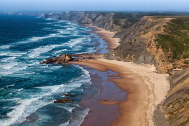 Batı Algarve kıyısında plaj sörfçü, Portekiz ile popüler üzerinden görüntülemek