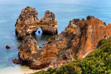 Deniz kayalıklarla Praia do Camilo beach, Algarve, Portekiz