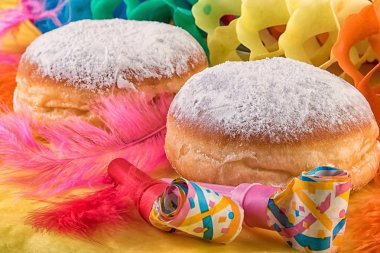 Çörek Berliner halka veya karnaval dekorasyonu ile Krapfen