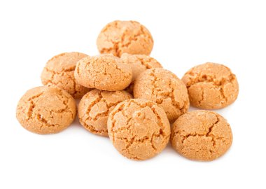 Beyaz izole Amaretti kurabiyeler. Amaretti geleneksel İtalyan bisküvi.