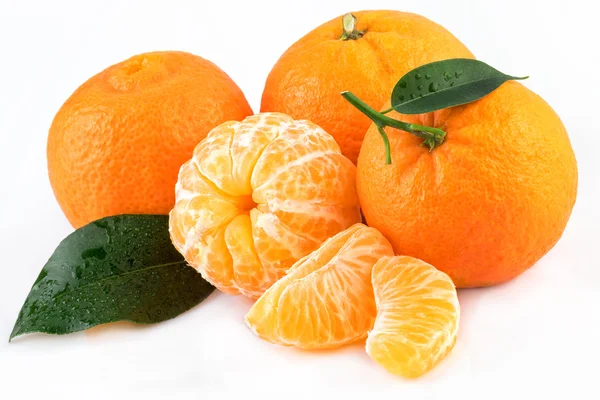 Mandarijnen fruit tangerine geïsoleerd op wit — Stockfoto
