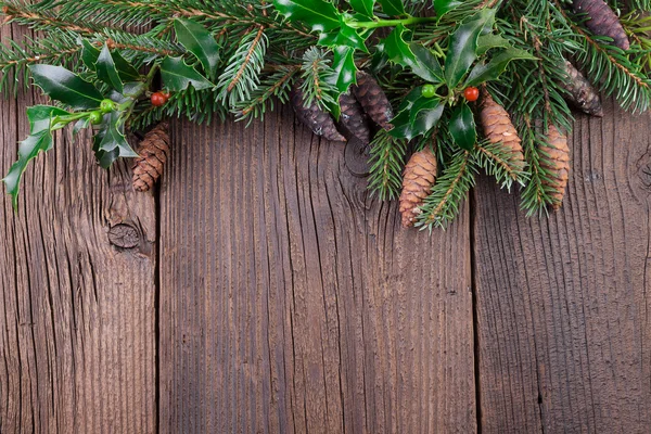 Rama de árbol de Navidad con conos de abeto sobre fondo de madera vieja —  Fotos de Stock