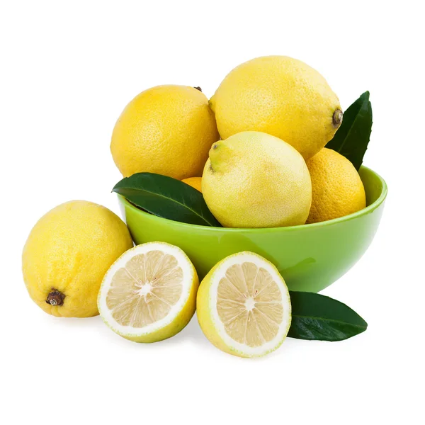Зеленая чаша со свежими лимонами — стоковое фото