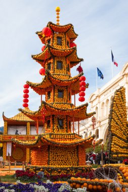 Menton, Fransa - 27 Şubat: limon festival (fete du citron) Fransız riviera.thousands, limon ve portakal narenciye büyük yapılar oluşturmak için kullanılır. Menton, Fransa - 27 Şubat 2013