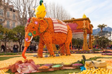Menton, Fransa - 27 Şubat: limon festival (fete du citron) Fransız riviera.thousands, limon ve portakal narenciye büyük yapılar oluşturmak için kullanılır. Menton, Fransa - 27 Şubat 2013